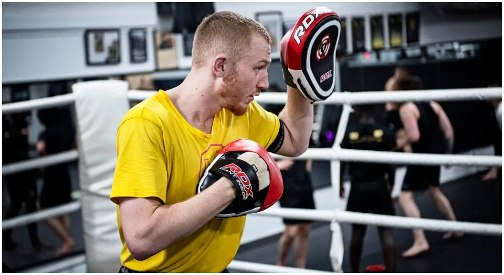 Anton Hellström boxing Frontkick.online