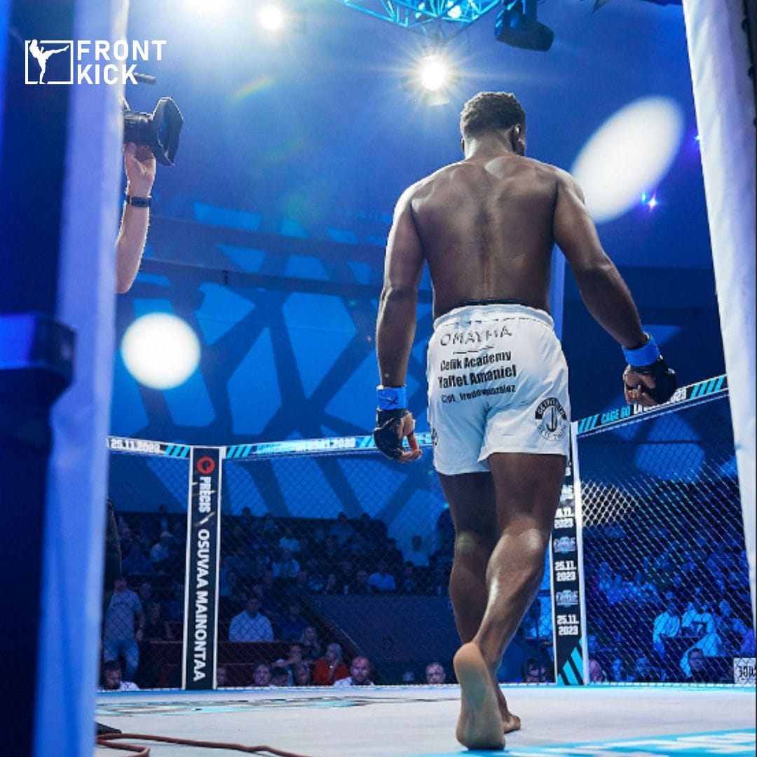 Jon Vetle Furuheim and Wasi Adeshina clashed at CAGE 59. Frontkick