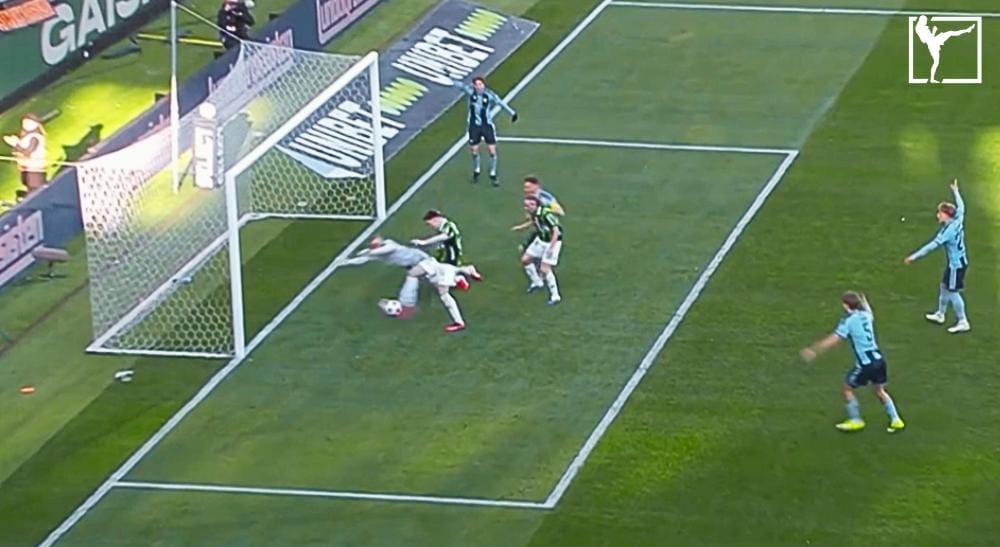 Gais snuvas på mål Frontkick.online (1)